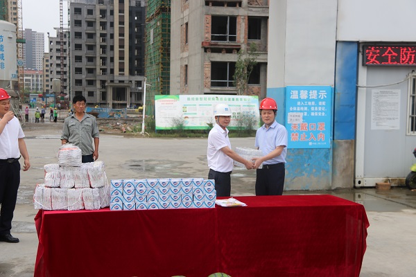 杨晓彬到徽盐地产定远、、泗县项目公司开展高温慰问