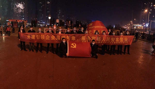 “党建引领企业品牌形象，，服务霍邱人民安家置业”霍邱项目党支部开展春节送春联礼包活动