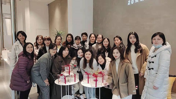 巧手做烘焙，，，甜蜜好时光——地产集团工会举行妇女节主题烘焙活动